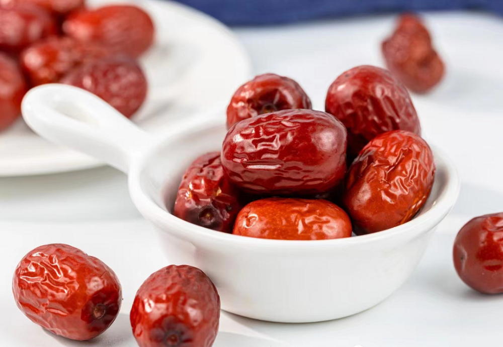 若羌红枣出产自素有"华夏第一县"之称的若羌县境内，这里的红枣甜脆适口，香味浓厚