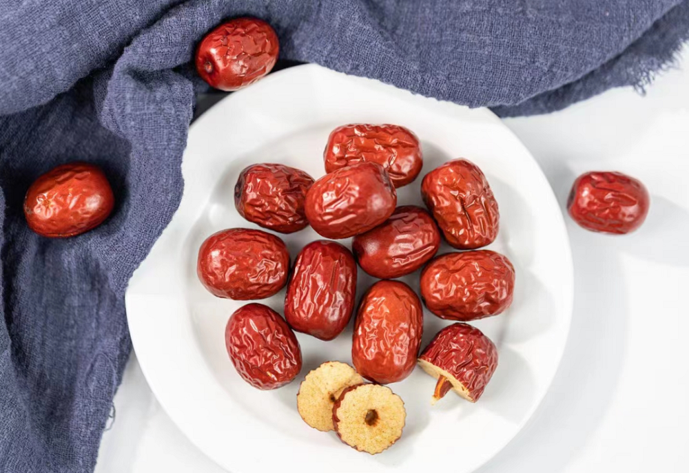 新疆若羌红枣甜脆适口，香味浓厚，多食不厌，优质制干红枣含糖量高，红色，皮薄肉厚，紧松适中，果肉细腻，清甜爽口